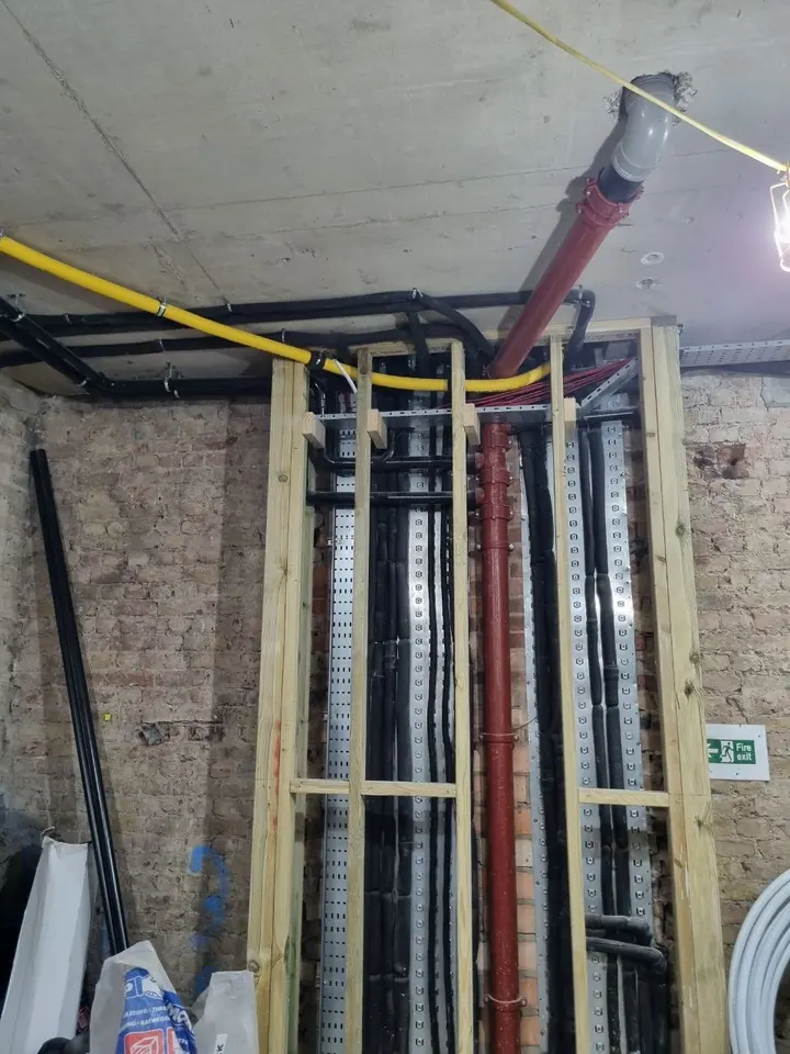 Vertical pipe riser with gas and drainage pipes