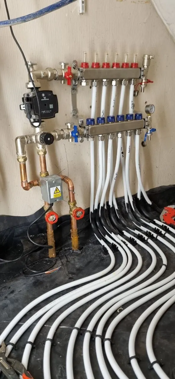 Underfloor heating manifold with pump and pipes